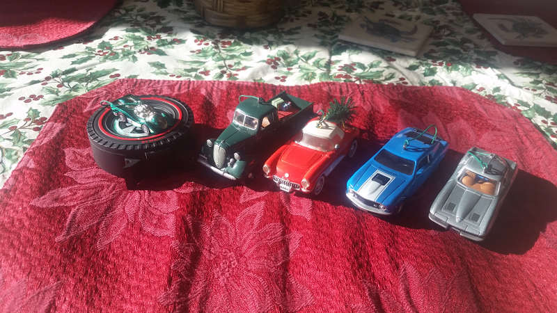 Illustration for article titled Show me: Your Christmas tree car decor